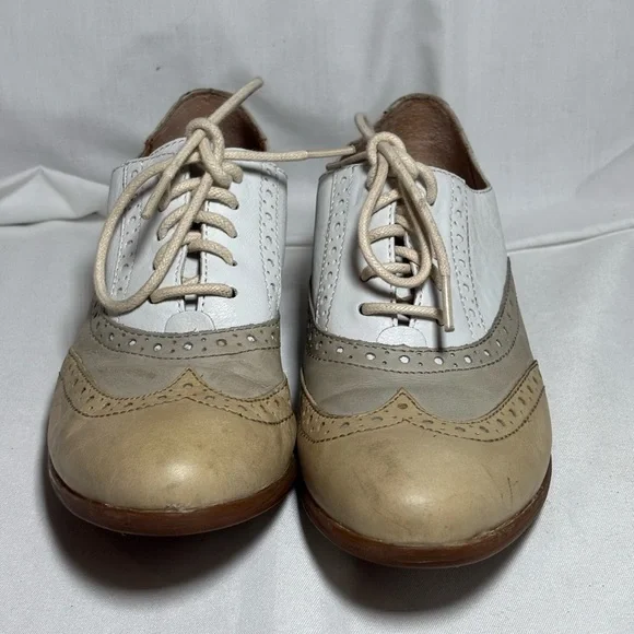Born Elegant Two-Tone Leather Oxford Shoes - Picture 2 of 9